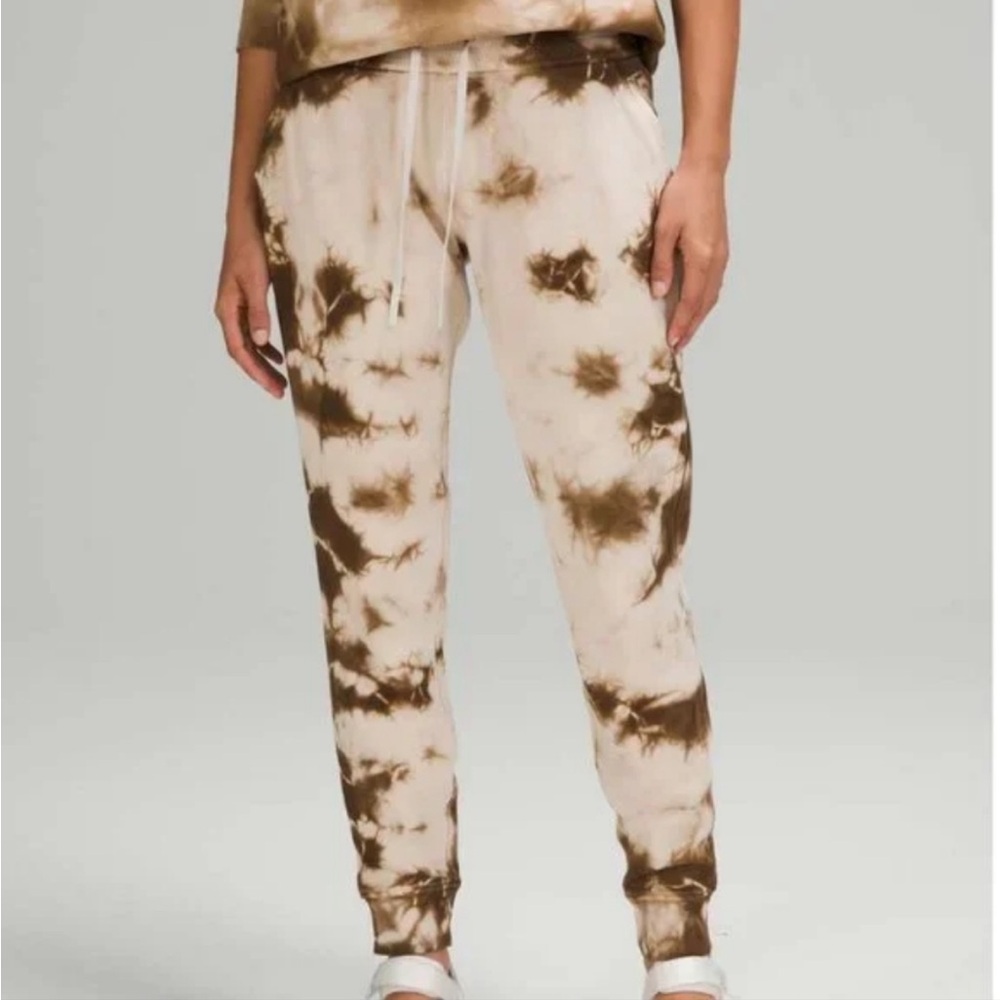 NWT Lululemon Athletica Warm Down Jogger in Earth Dye Sand Tie Dye Women’s sz 6